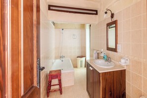 Family House, Multiple Bedrooms (Villayana Gozitan Farmhouse with pool) | Bathroom