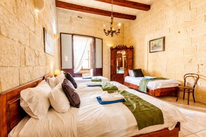 Perhetalo, 4 makuuhuonetta, parveke (Villayana Gozitan Farmhouse with pool) | 4 makuuhuonetta