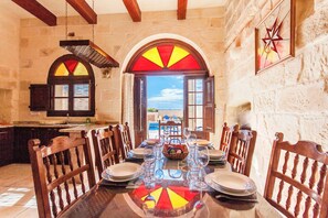 Maison Familiale, plusieurs chambres (Villayana Gozitan Farmhouse with pool) | Restauration