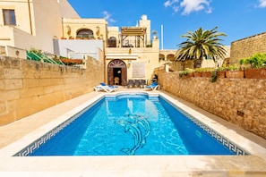 Perhetalo, 4 makuuhuonetta, parveke (Villayana Gozitan Farmhouse with pool) | Yksityinen uima-allas