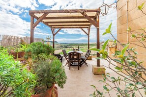 Family House, Multiple Bedrooms (Villayana Gozitan Farmhouse with pool) | Outdoor dining
