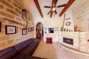 Maison Familiale, plusieurs chambres (Villayana Gozitan Farmhouse with pool) | Coin séjour | Télévision à écran plat de 21 pouces avec chaßnes par cùble, télévision