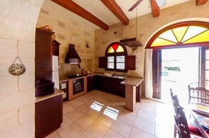 Fridge, microwave, oven, stovetop - Villayana Gozitan Farmhouse with pool (San Lawrenz)