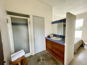5 bedrooms, iron/ironing board, free WiFi, bed sheets