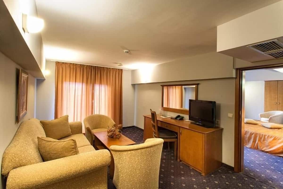 Family Studio Suite | In-room safe, iron/ironing board (on request), WiFi (free), bed sheets