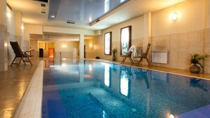 Una piscina cubierta