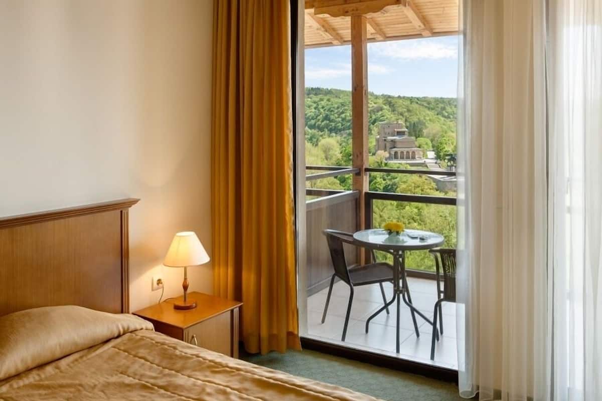 Deluxe Room | In-room safe, iron/ironing board (on request), WiFi (free), bed sheets