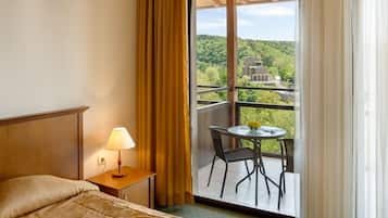 Deluxe Room | In-room safe, iron/ironing board, free WiFi, bed sheets