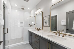 Bañera, secador de pelo, toallas