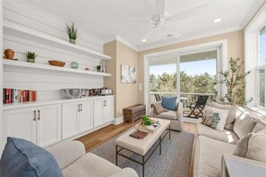 TV - "Gone Coastal" 3 bedroom townhouse with community pool and fitness center (Johns Island)