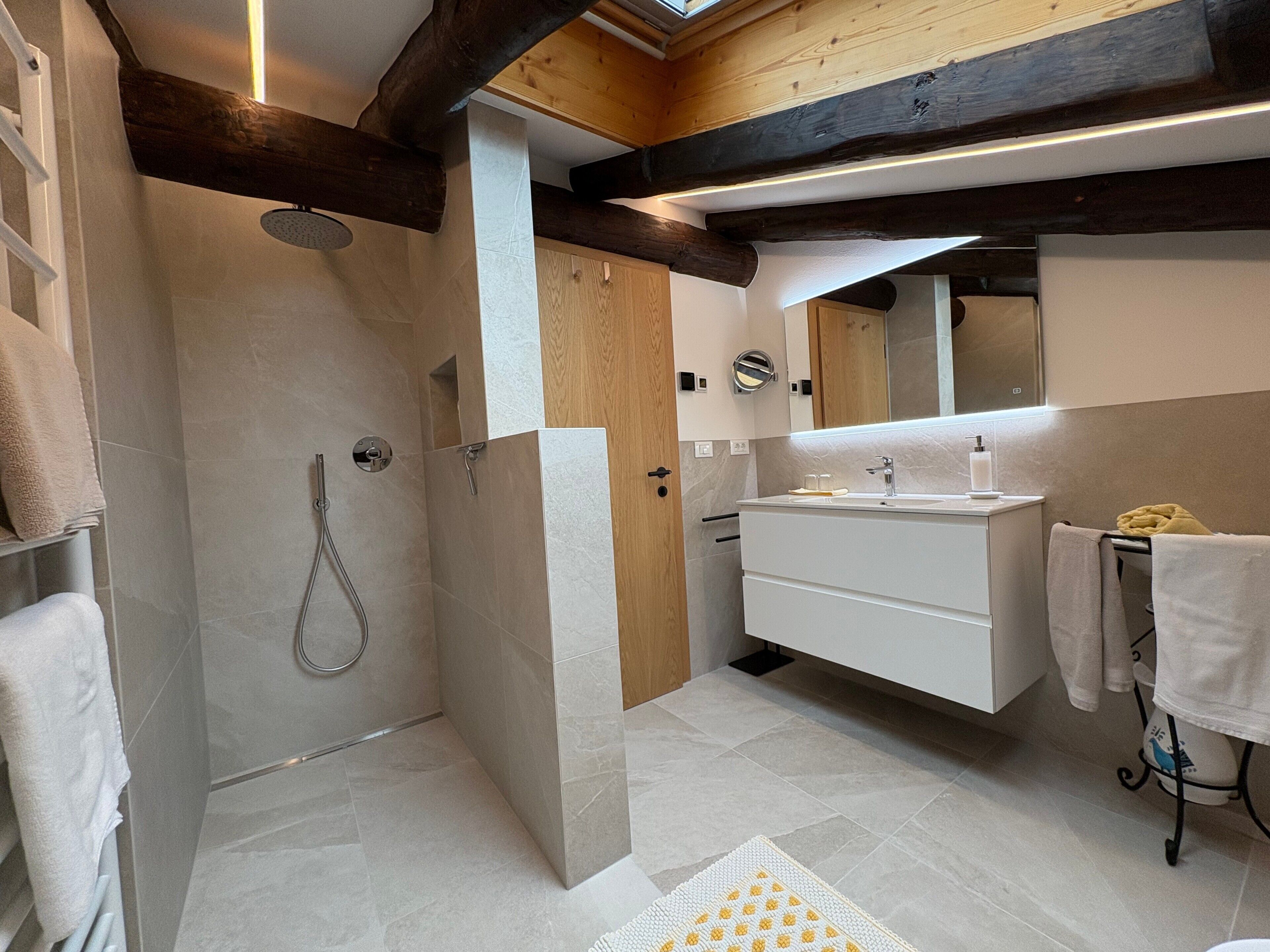 Bañera, secador de pelo, toallas