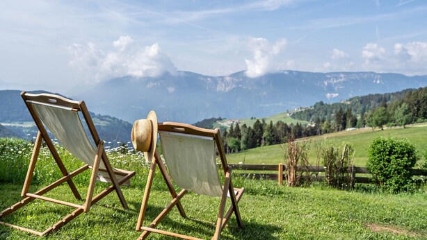 Two wooden chairs with canvas seats on a grassy field with a mountain backdrop. - Apartment “Chalet Marianna” with Mountain View, Shared Terrace and Wi-Fi (Mölten)