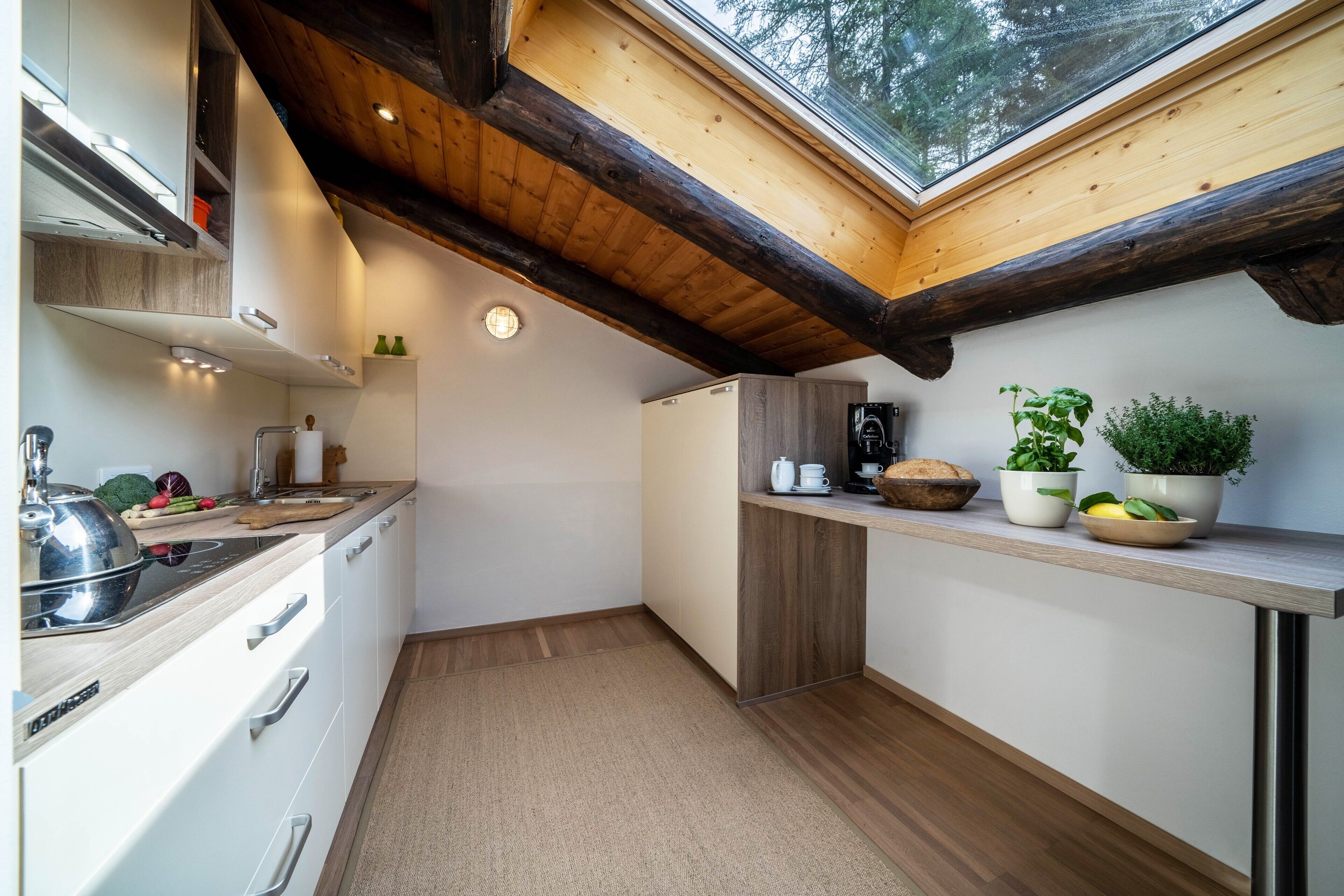 冷蔵庫、電子レンジ、オーブン、コンロ