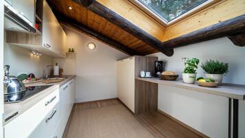 冷蔵庫、電子レンジ、オーブン、コンロ