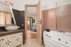 Bathtub, hair dryer, towels - Holiday Home 'Seahouserent' with Large Sea View Terrace, Garden and Wi-Fi (Cannigione)