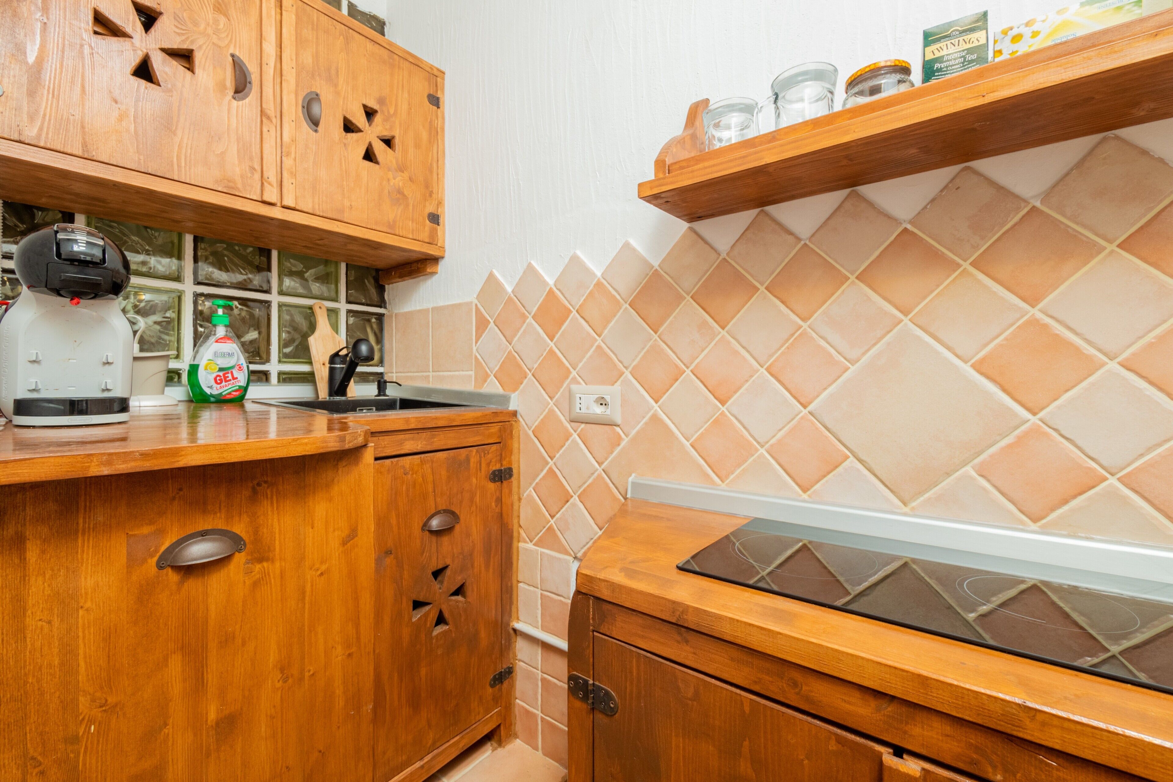 Kühlschrank, Mikrowelle, Herdplatte, Geschirrspüler