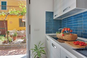Frigorifero, microonde, forno, piano cottura