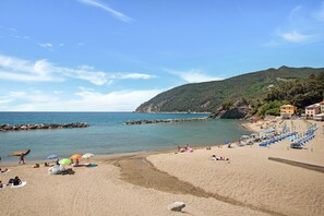 Beach nearby - Holiday Apartment Un'oasi al Mare close to the Beach with Garden & Wi-Fi (Moneglia)
