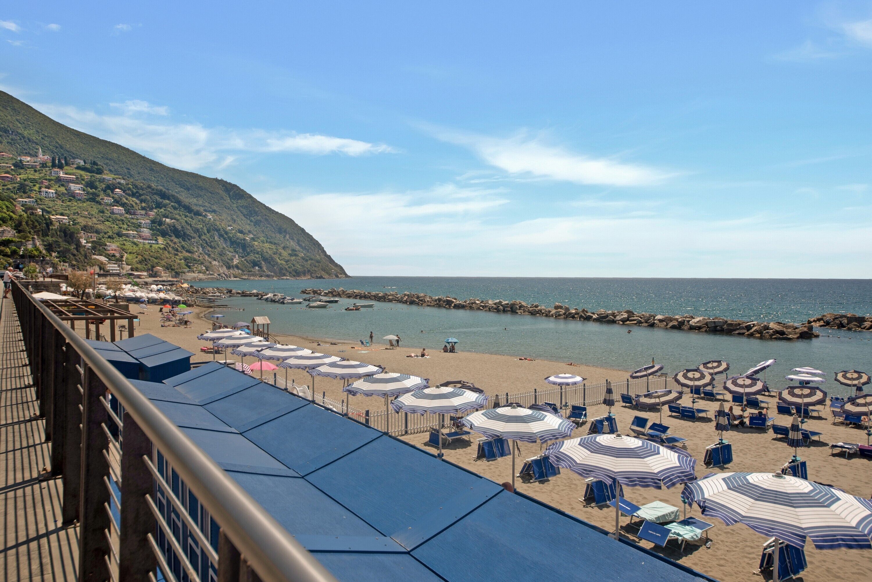 Una spiaggia nelle vicinanze
