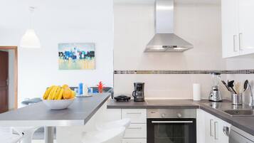 Een koelkast, een magnetron, een oven, een kookplaat