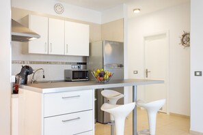 Fridge, microwave, oven, stovetop - Holiday Home 'Salitre- Armonía Park, Bajamar' with Sea View, Terrace & Wi-Fi (La Laguna)