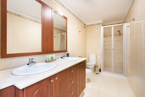 Regadera, secadora de cabello, toallas 