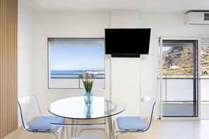 Dining - Holiday Home 'Salitre- Armonía Park, Bajamar' with Sea View, Terrace & Wi-Fi (La Laguna)