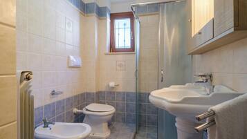 Tina, secadora de cabello, toallas