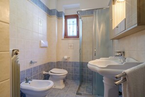 Tina, secadora de cabello, toallas 