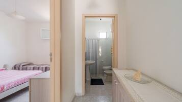 2 bedrooms, iron/ironing board, bed sheets