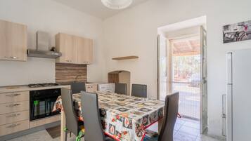 Frigorifero, forno, piano cottura, pentole/stoviglie/utensili