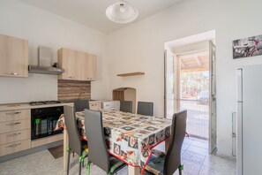 Køleskab, ovn, kogeplade, køkkentøj/tallerkener/redskaber