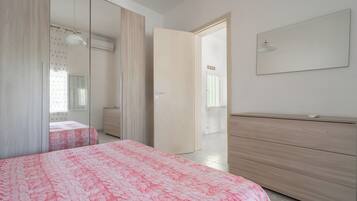 2 Schlafzimmer, Bügeleisen/Bügelbrett, Bettwäsche