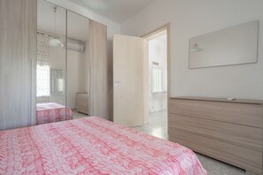 2 makuuhuonetta, silitysrauta/-lauta, vuodevaatteet