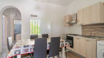 Fridge, oven, stovetop, cookware/dishes/utensils