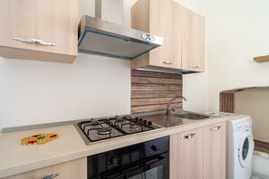 Køleskab, ovn, kogeplade, køkkentøj/tallerkener/redskaber