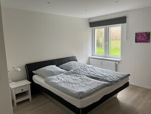 2 Schlafzimmer, Schreibtisch, Bügeleisen/Bügelbrett, Reisekinderbett