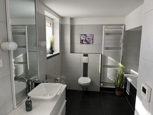 6 N-Street - Luxuriös eingerichtete Ferienwohnung mit Garten