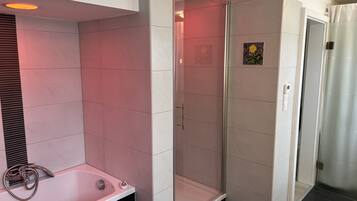 Badewanne, Haartrockner, Handtücher, Seife