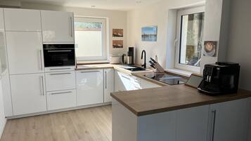 KĂŒhlschrank, Mikrowelle, Ofen, Herdplatte