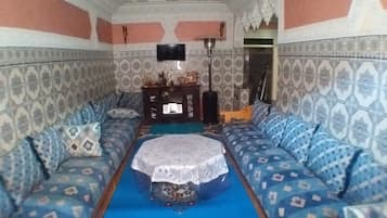 House, 2 Bedrooms, Smoking, Mountain View | Living room | Books
