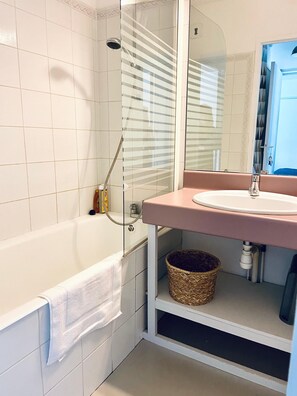 Suihkun ja ammeen yhdistelmä, hiustenkuivaaja, saippua, sampoo
