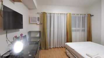 Studio, 1 Bedroom, Accessible, Patio | Living area