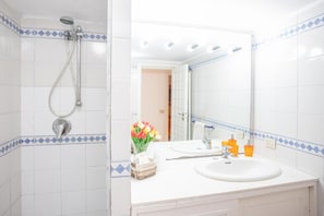 Apartment, 2 Schlafzimmer | Badezimmerausstattung | Seife, Shampoo