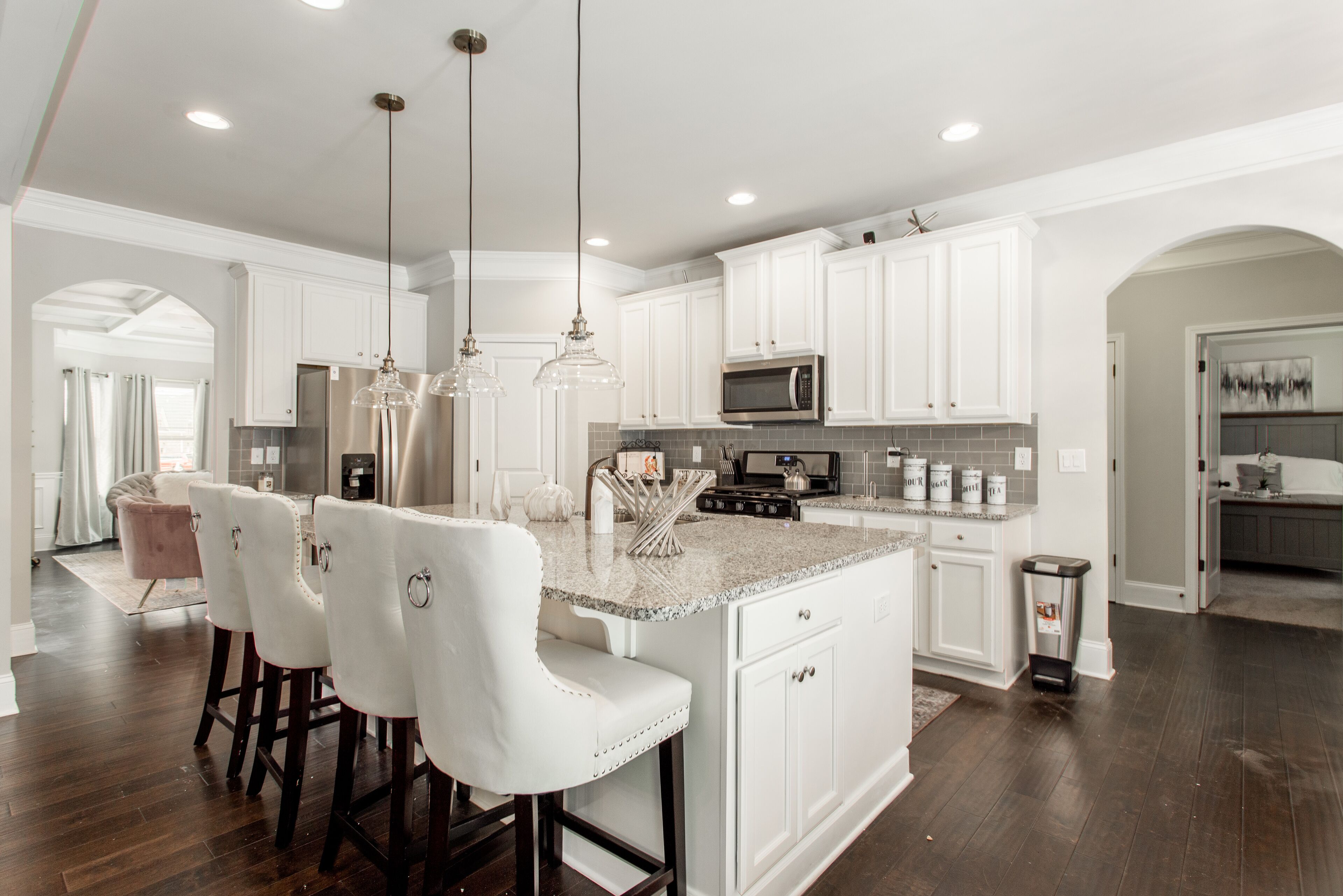 Stovetop, coffee/tea maker, electric kettle, dining tables