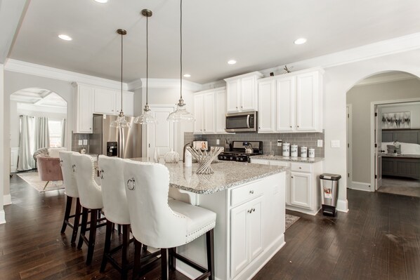 Stovetop, coffee/tea maker, electric kettle, dining tables - Large Luxury Getaway For Families Children (Fairburn)