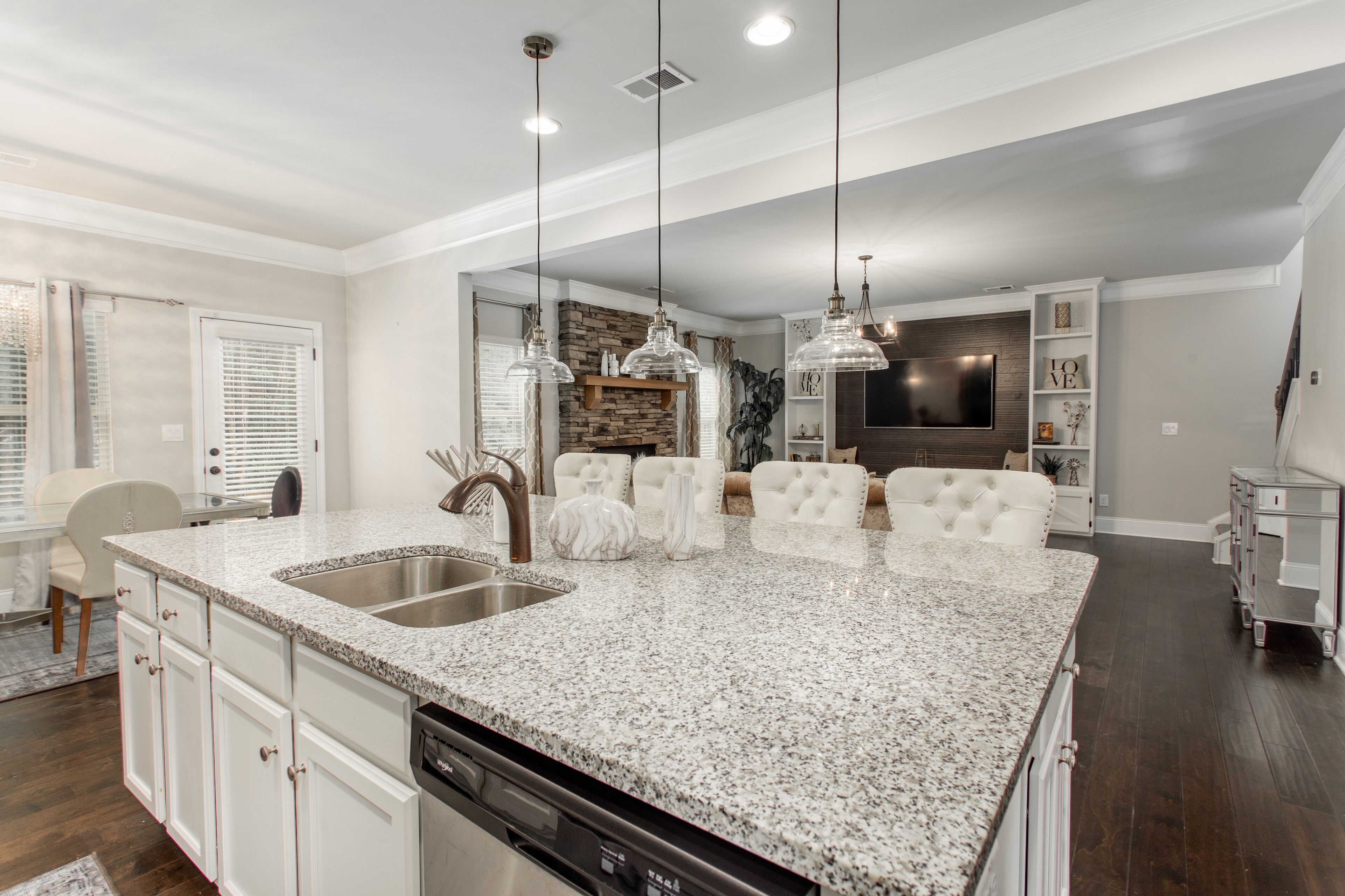 Stovetop, coffee/tea maker, electric kettle, dining tables