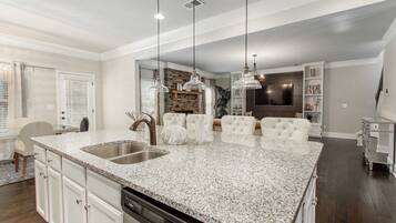 Stovetop, coffee/tea maker, electric kettle, dining tables