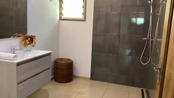 Villa, 3 Schlafzimmer, Raucher, Terrasse | Dusche im Bad
