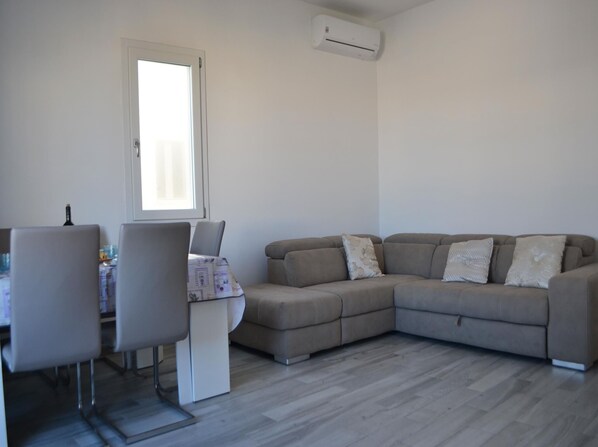Apartment, 2 Bedrooms, Balcony | Interior